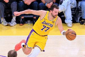 巴恩斯：哈珀年轻缺乏赛场经验反倒让他毫无压力 他的表现很重要